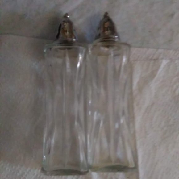 Vintage salt & pepper shakers - Picture 2 of 2